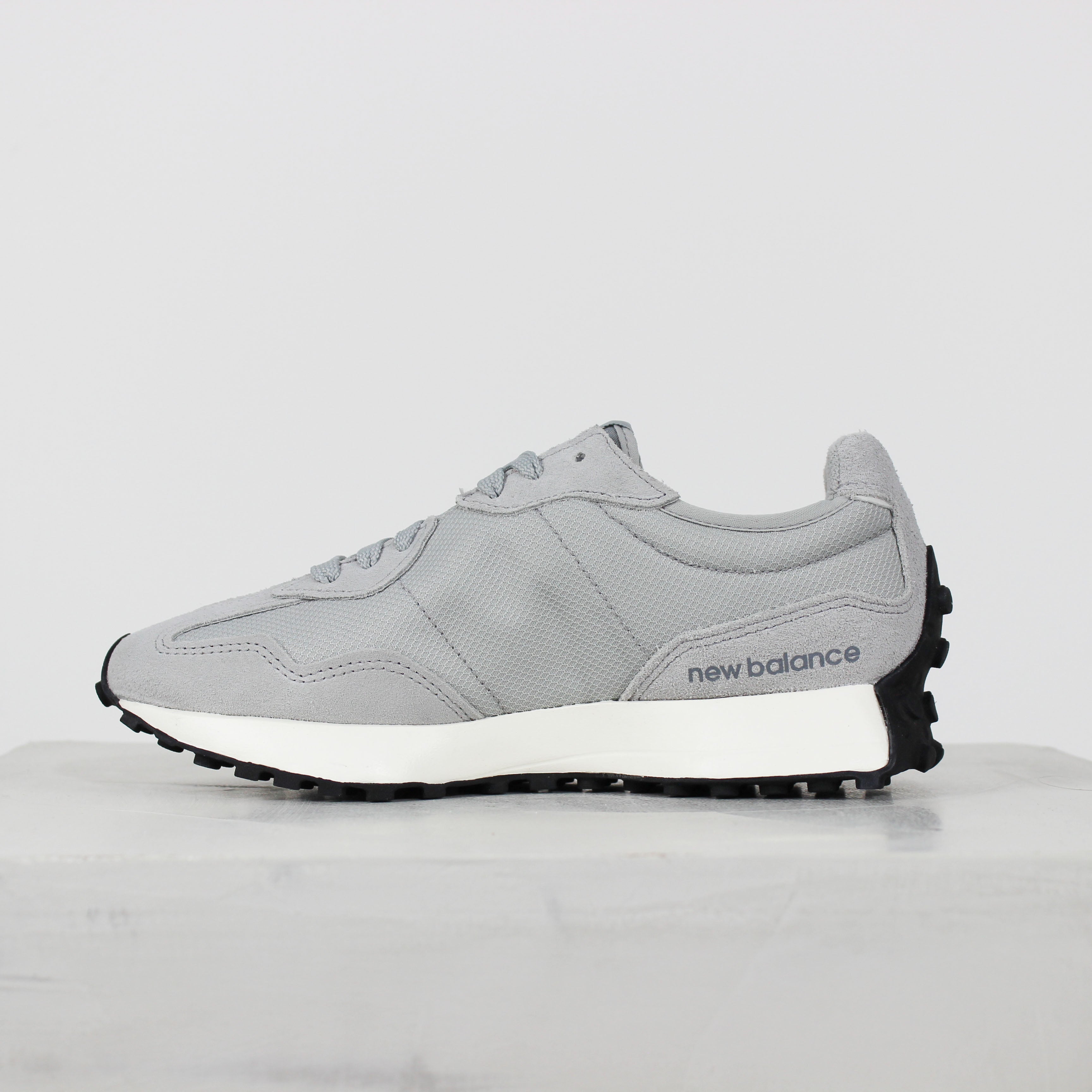 Tênis New Balance 327v1 Cinza