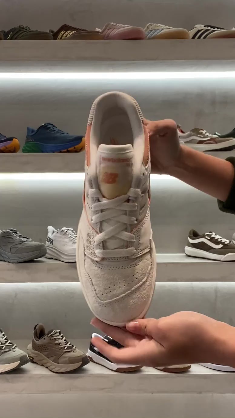 Tênis New Balance 550 Bege Claro Coral