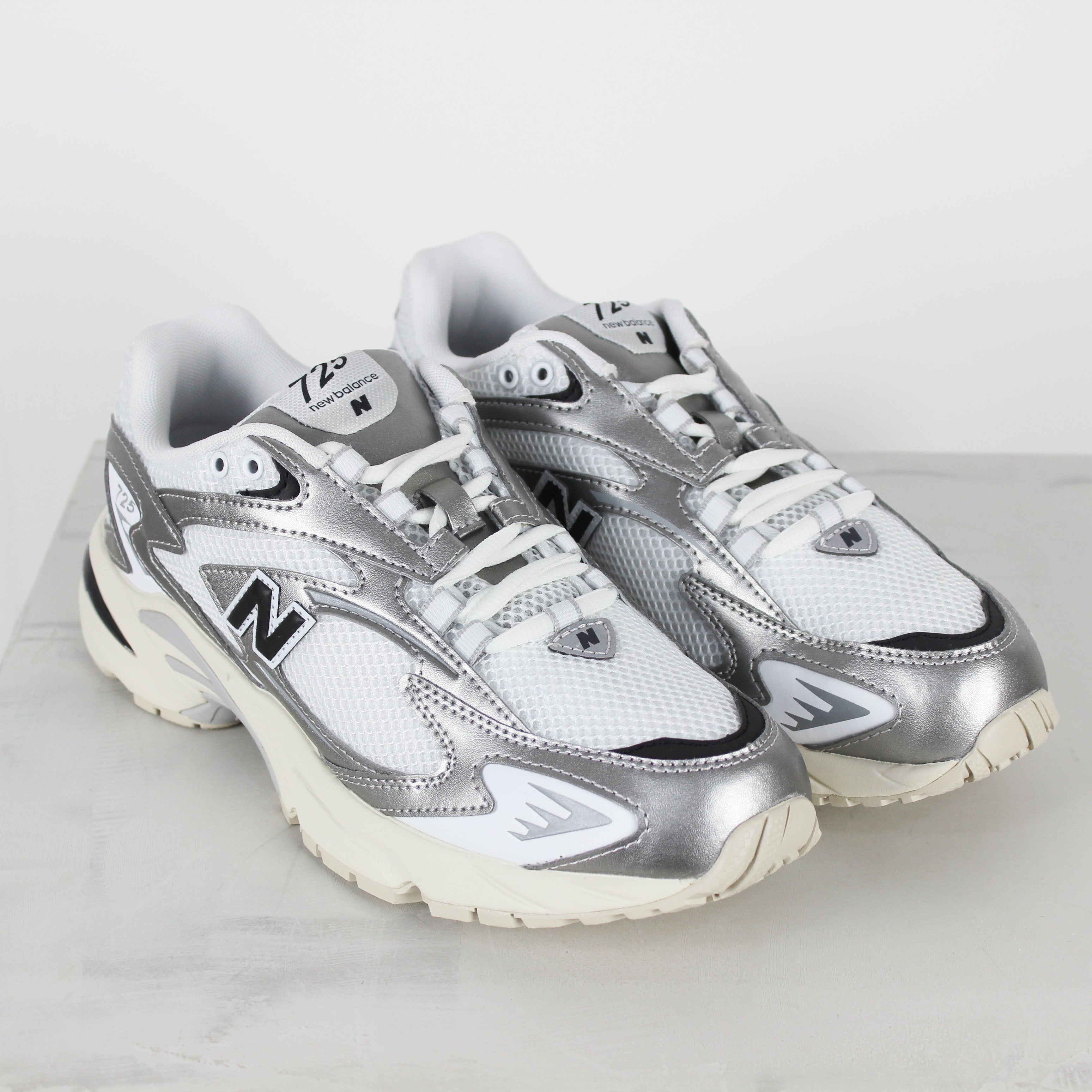 Tênis New Balance 725 Branco Cinza Metalizado