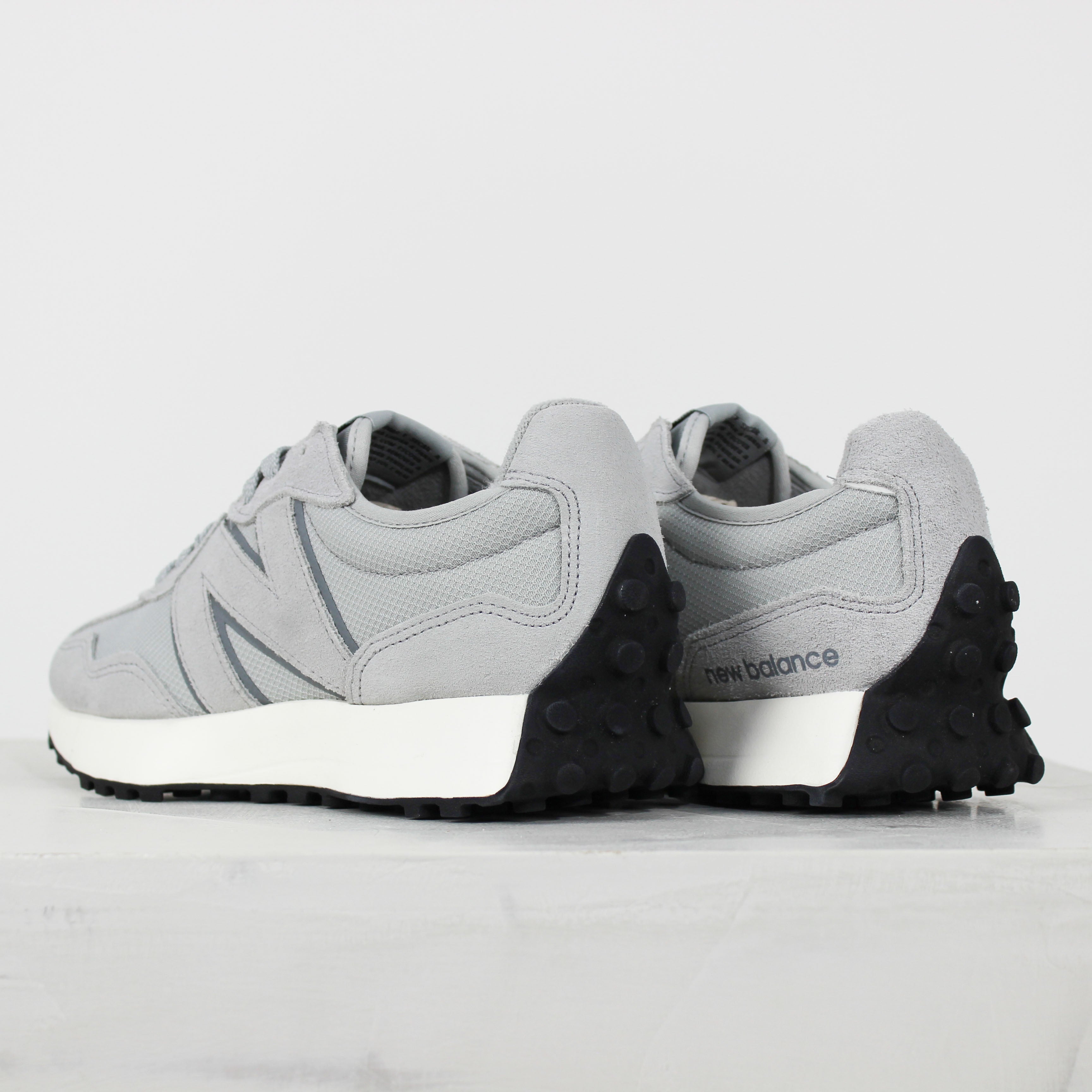 Tênis New Balance 327v1 Cinza
