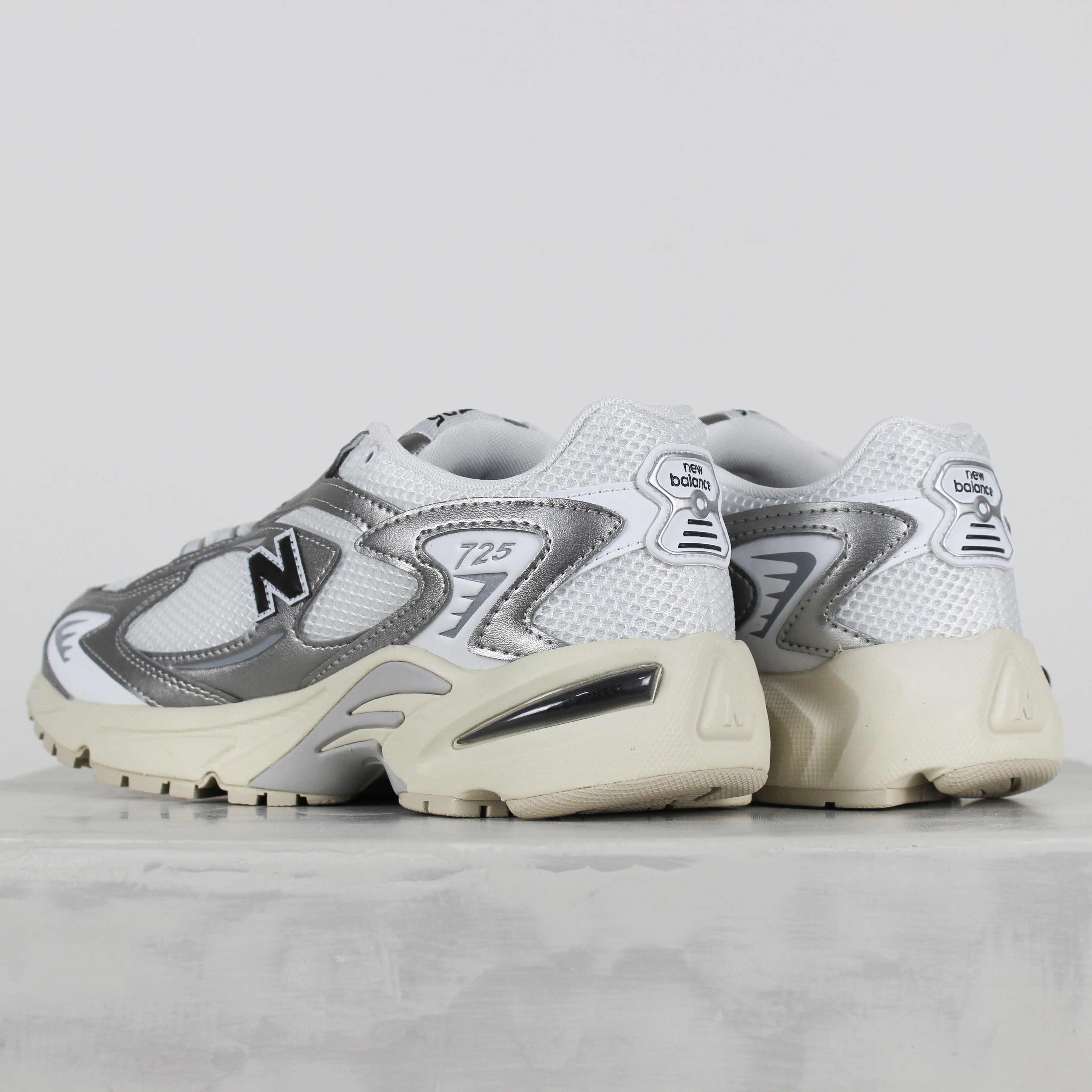 Tênis New Balance 725 Branco Cinza Metalizado