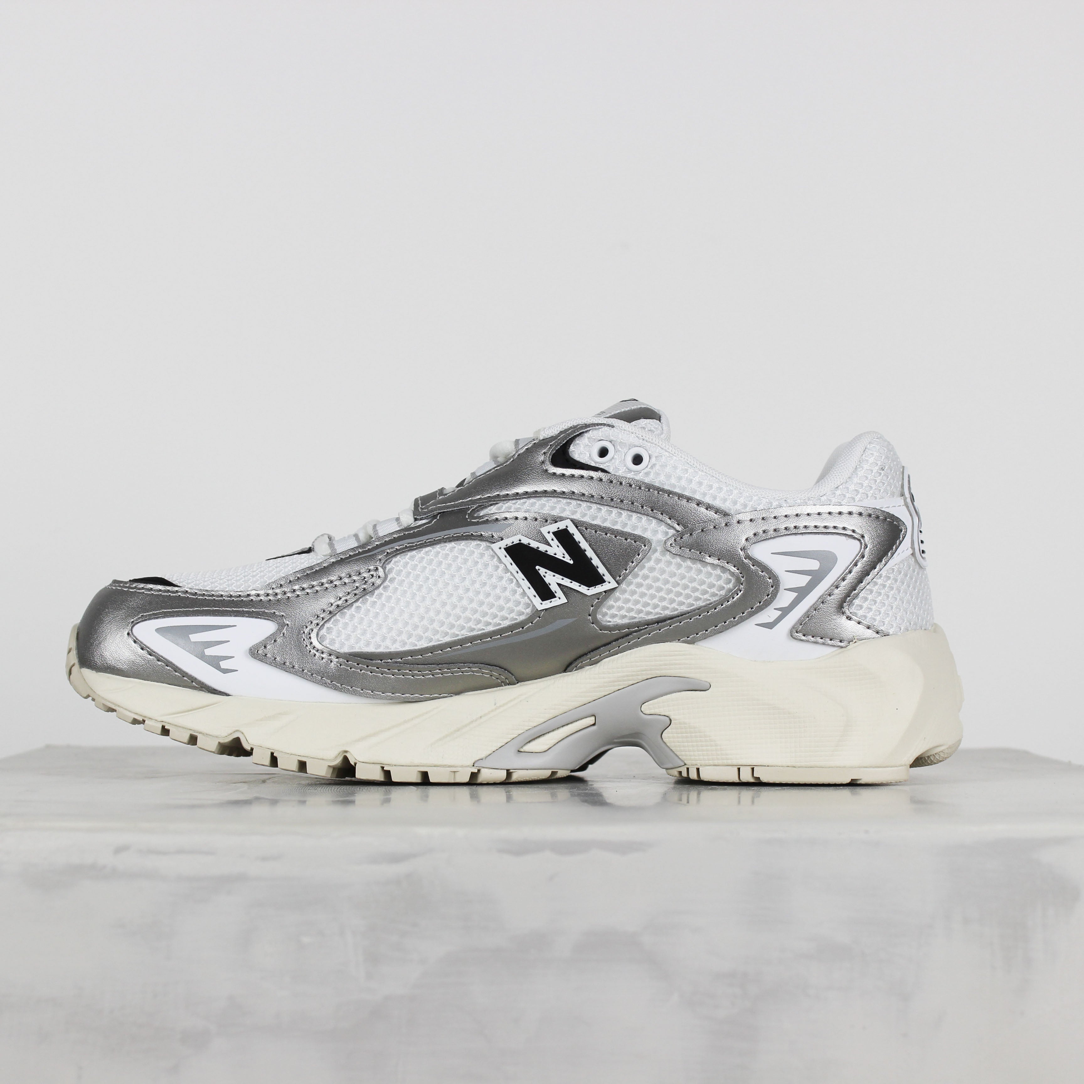 Tênis New Balance 725 Branco Cinza Metalizado