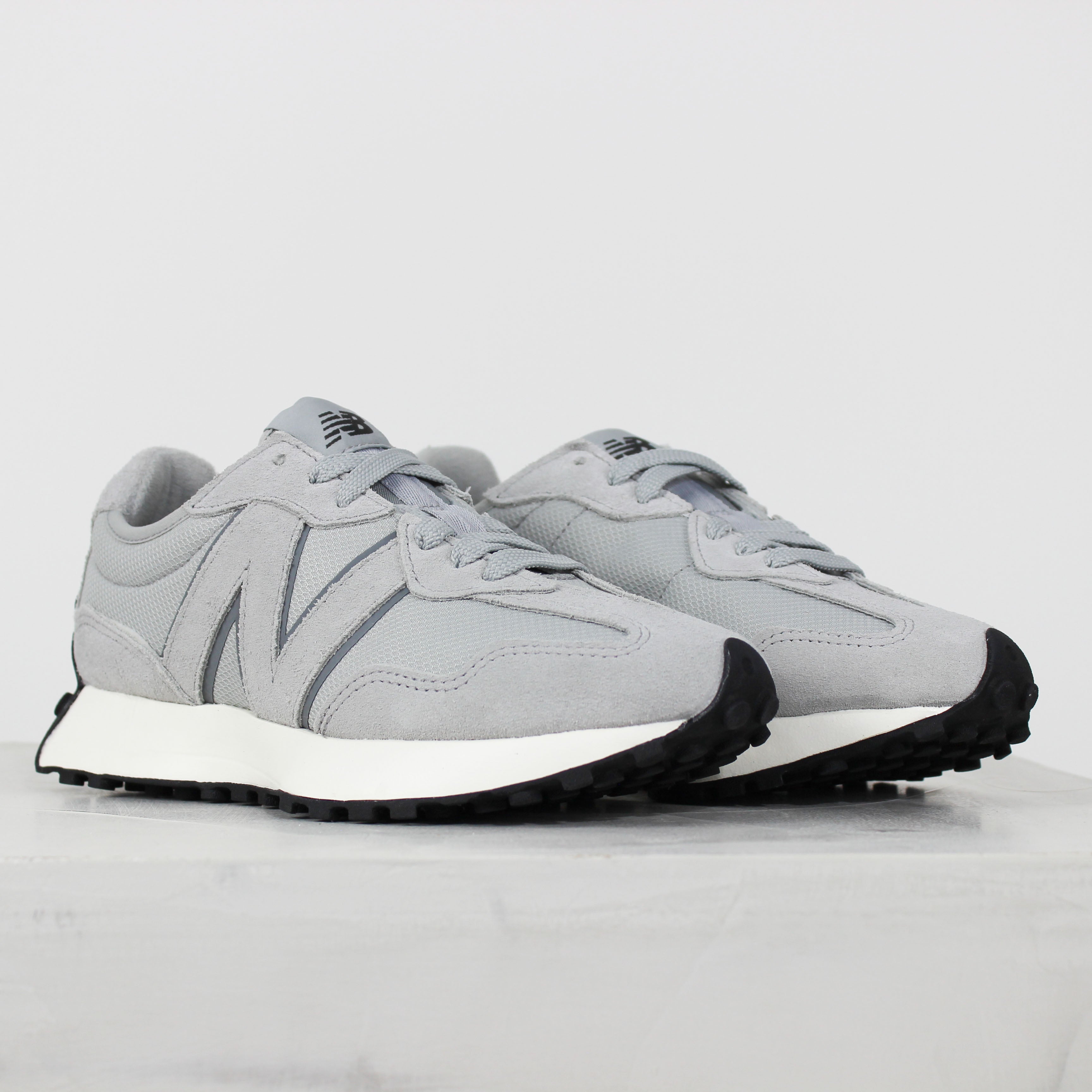 Tênis New Balance 327v1 Cinza