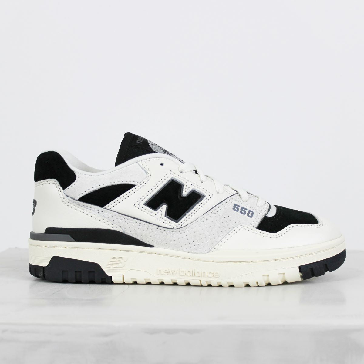 Tênis New Balance 550 Bege Claro Preto