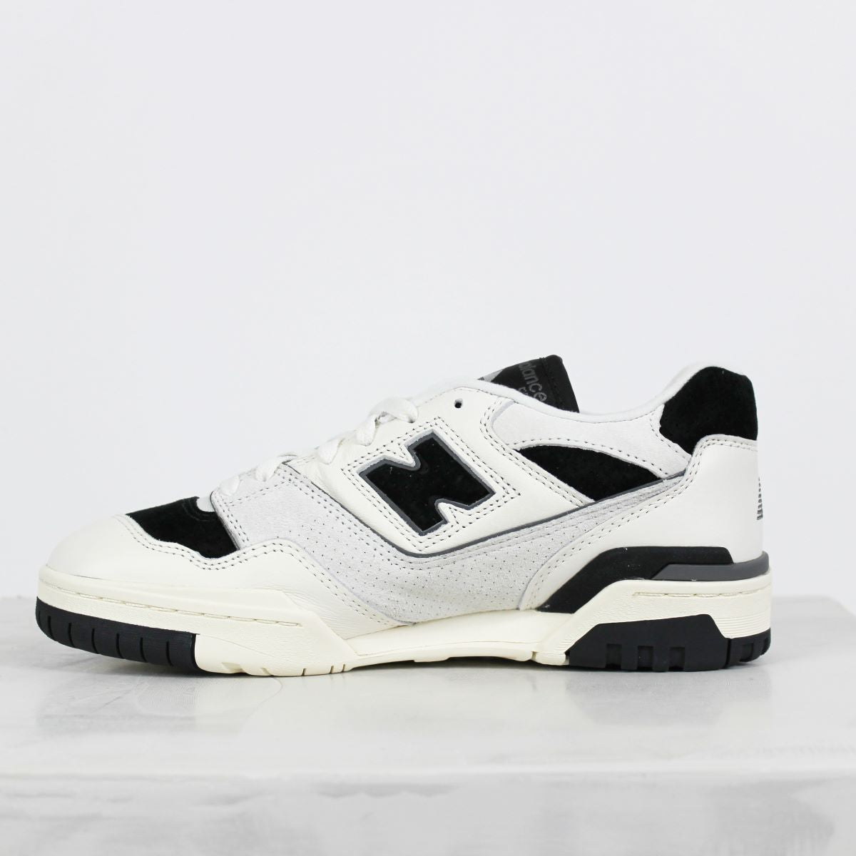 Tênis New Balance 550 Bege Claro Preto