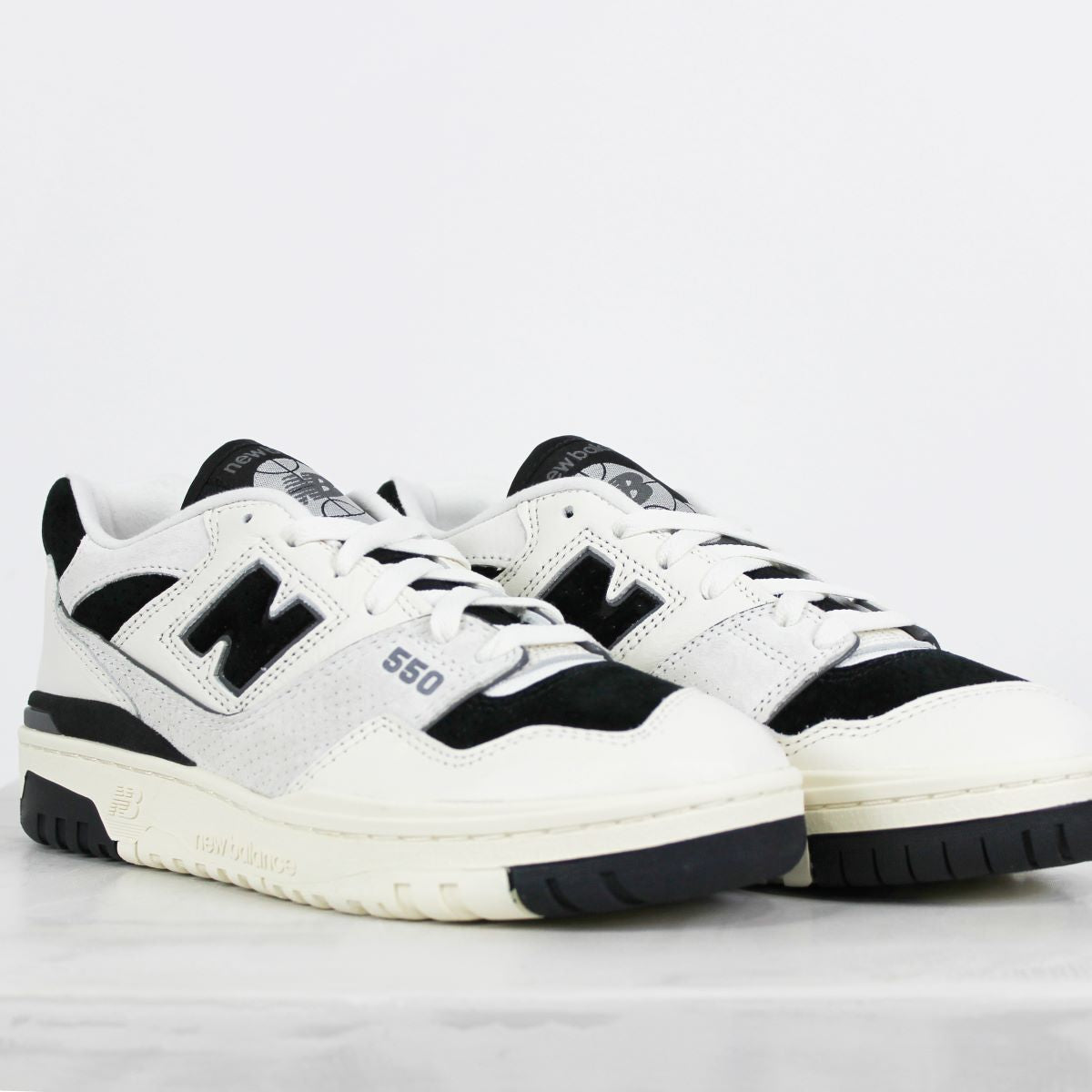 Tênis New Balance 550 Bege Claro Preto