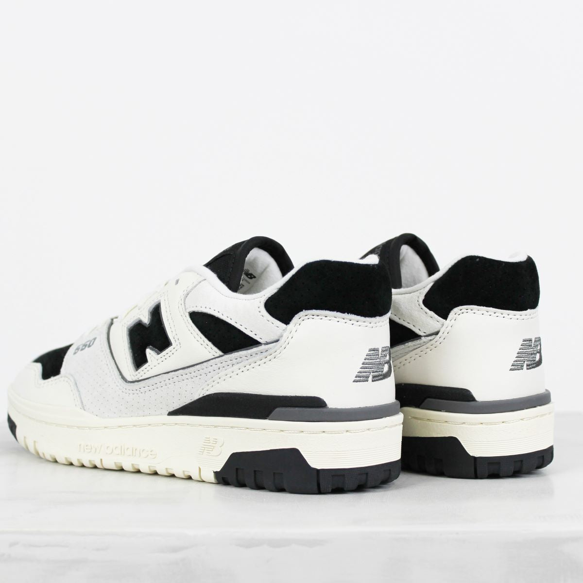 Tênis New Balance 550 Bege Claro Preto