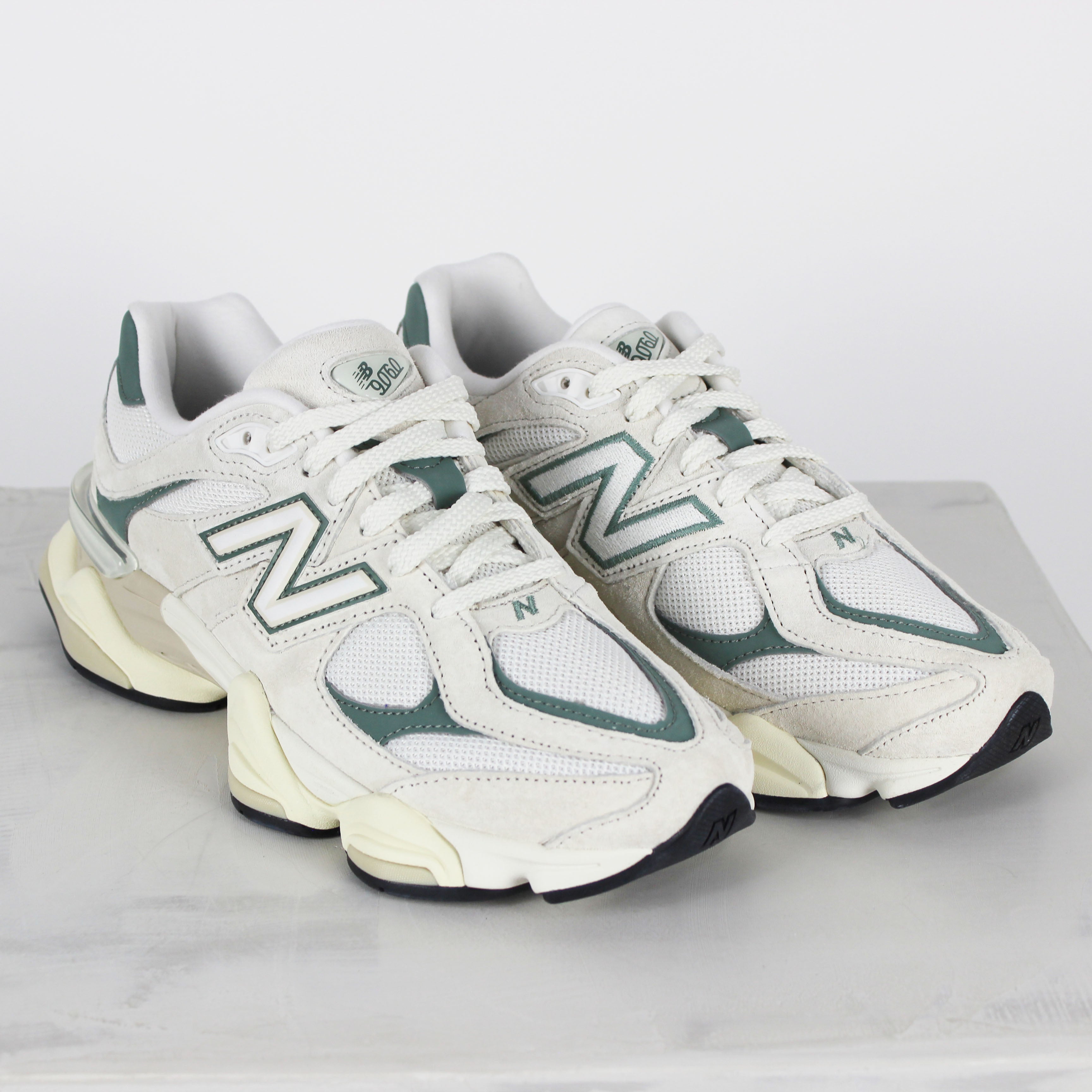 Tênis New Balance 9060 Off White Green