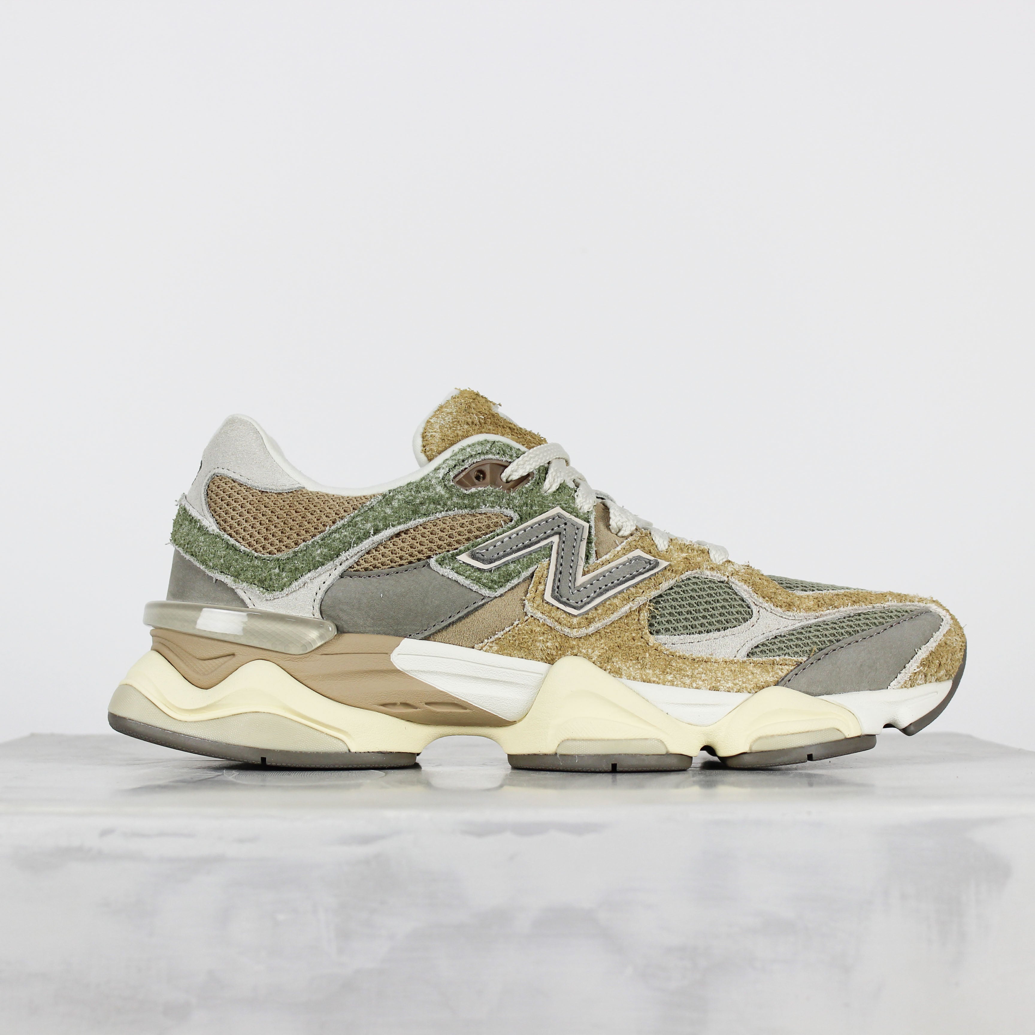 Tênis New Balance 9060 Bege Verde Musgo Marrom