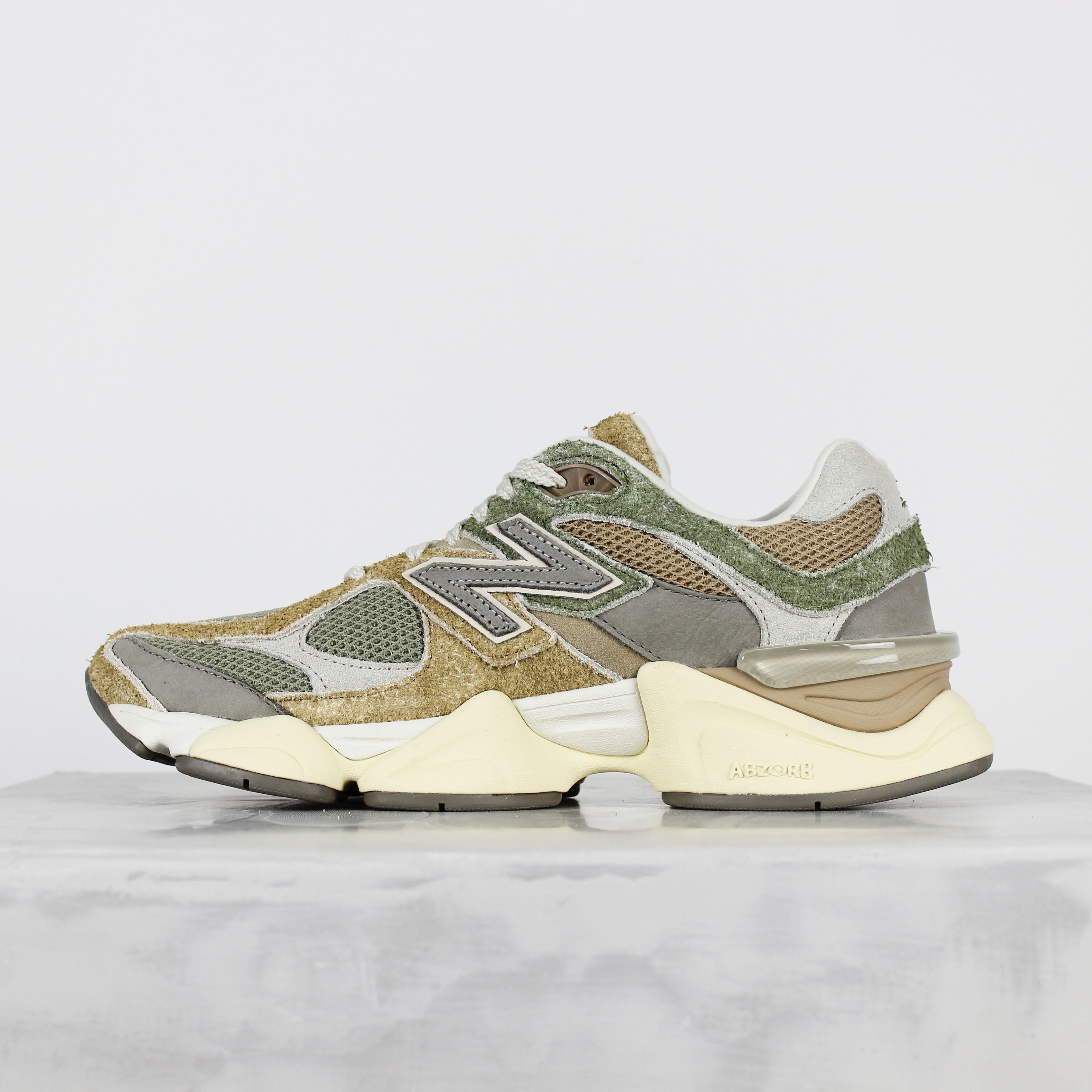 Tênis New Balance 9060 Bege Verde Musgo Marrom