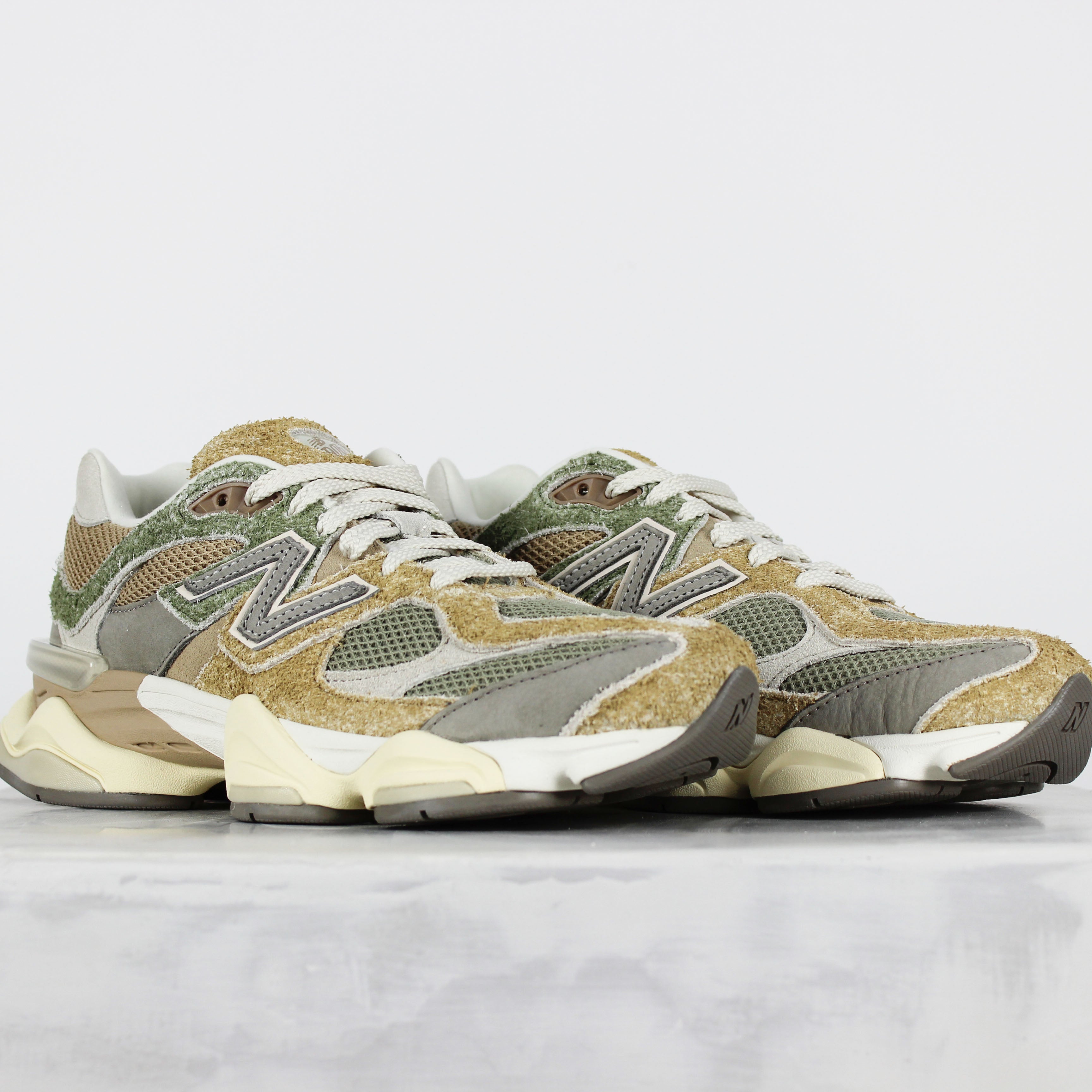Tênis New Balance 9060 Bege Verde Musgo Marrom