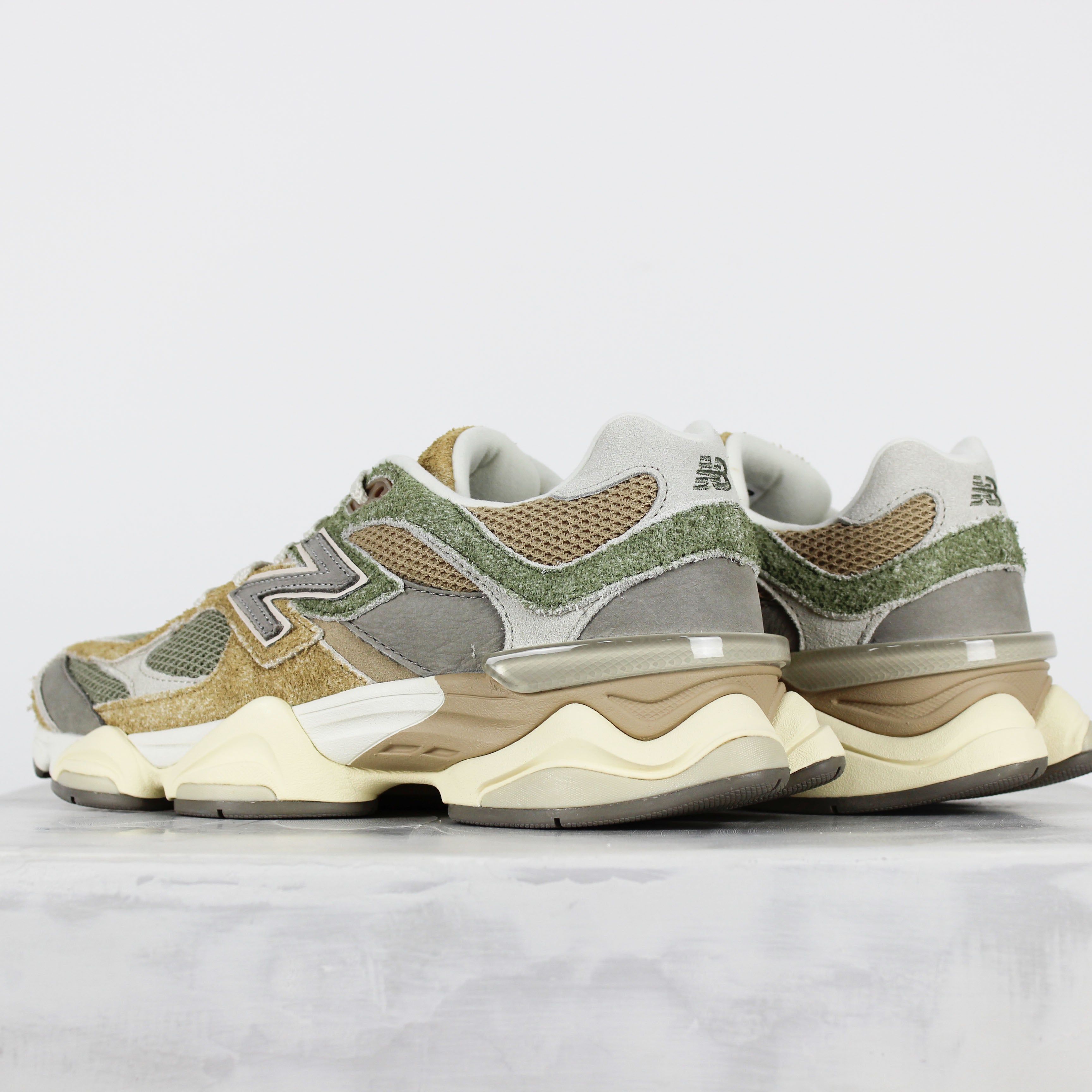 Tênis New Balance 9060 Bege Verde Musgo Marrom