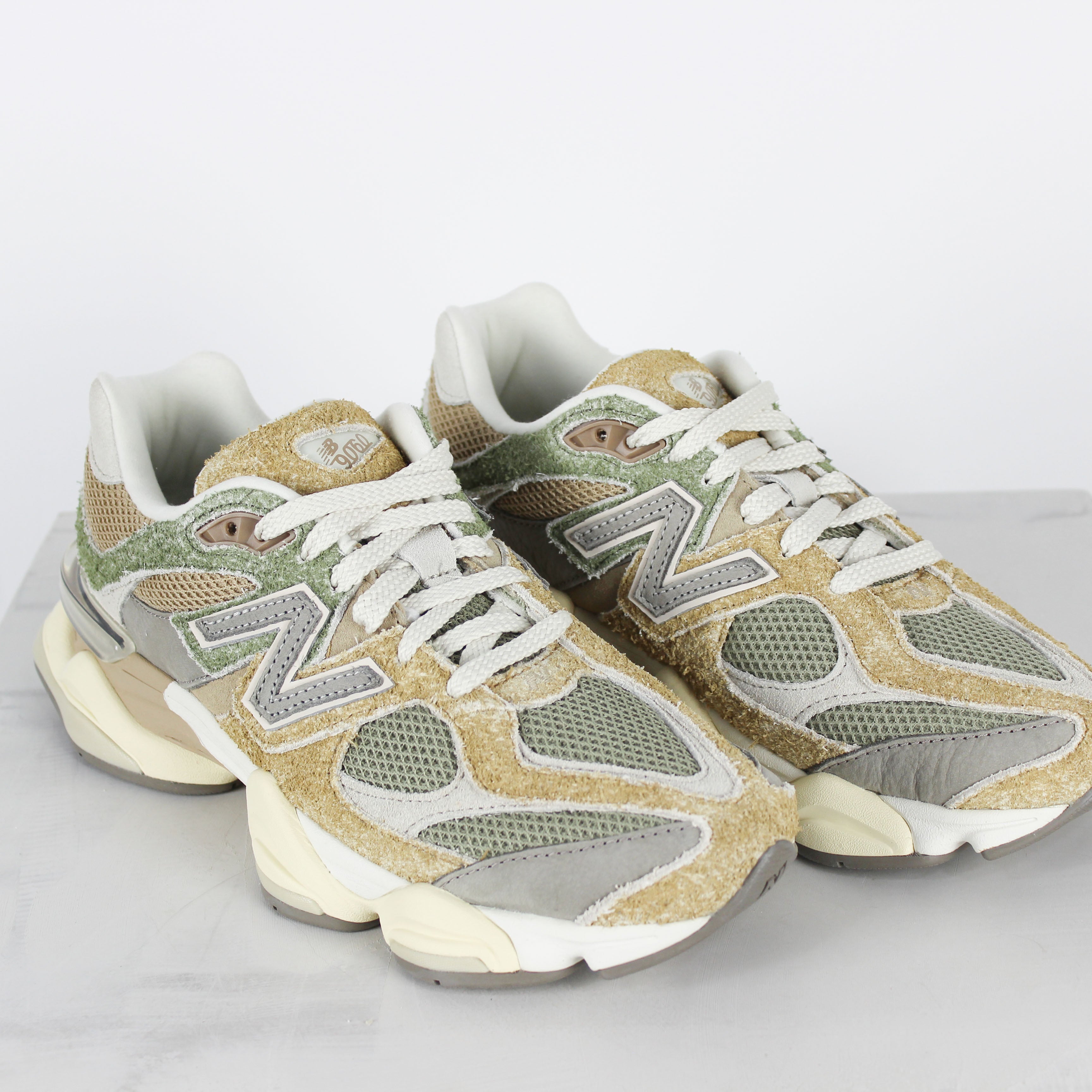 Tênis New Balance 9060 Bege Verde Musgo Marrom