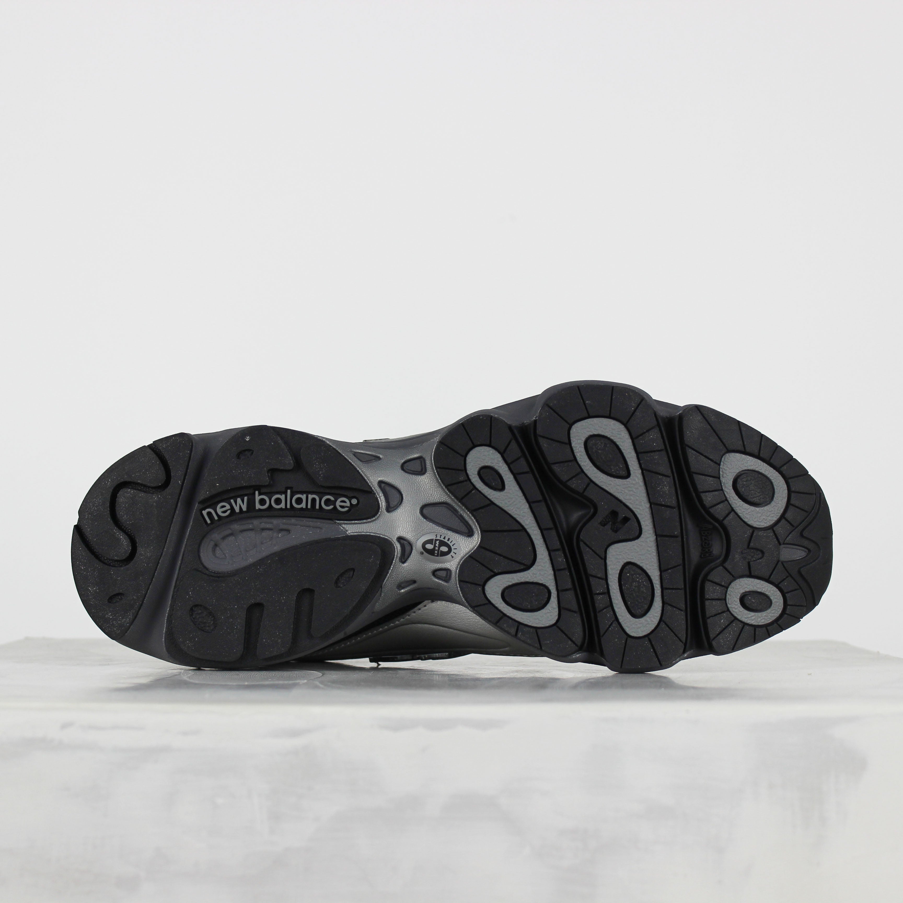 Tênis New Balance M1000 Preto Cinza Metálico