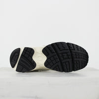 Tênis New Balance 725 Bege Claro Melão