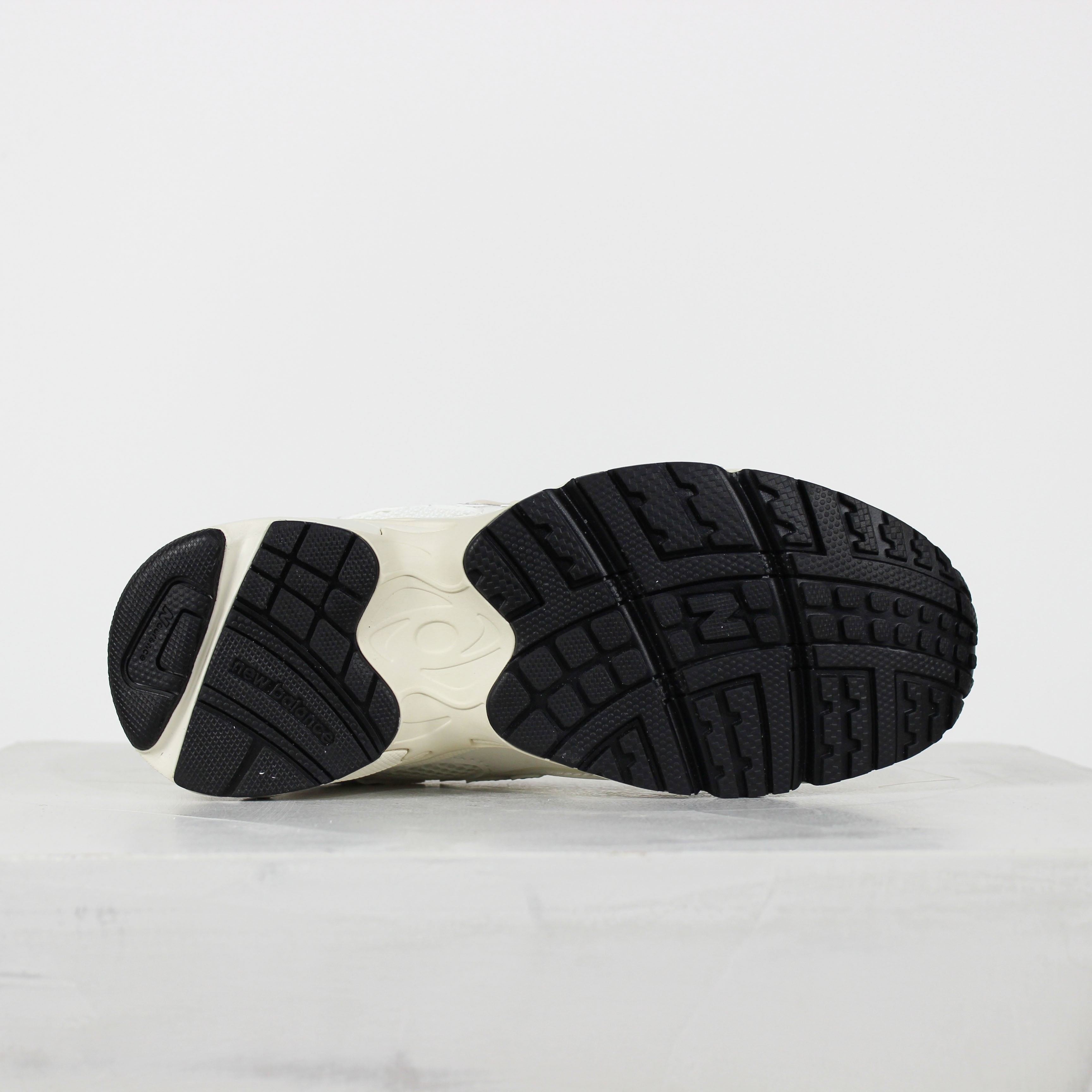 Tênis New Balance 725 Bege Claro Melão
