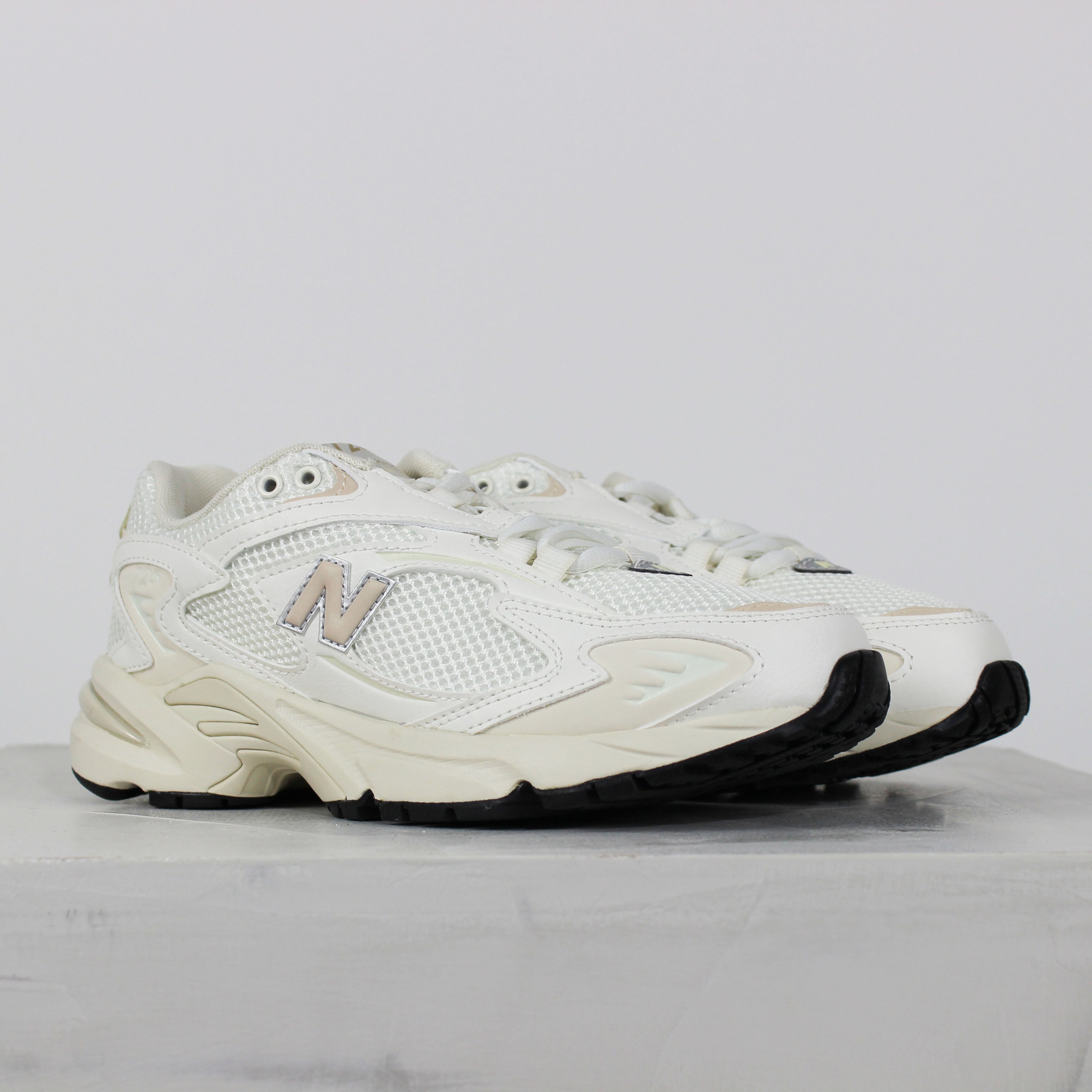 Tênis New Balance 725 Bege Claro Melão