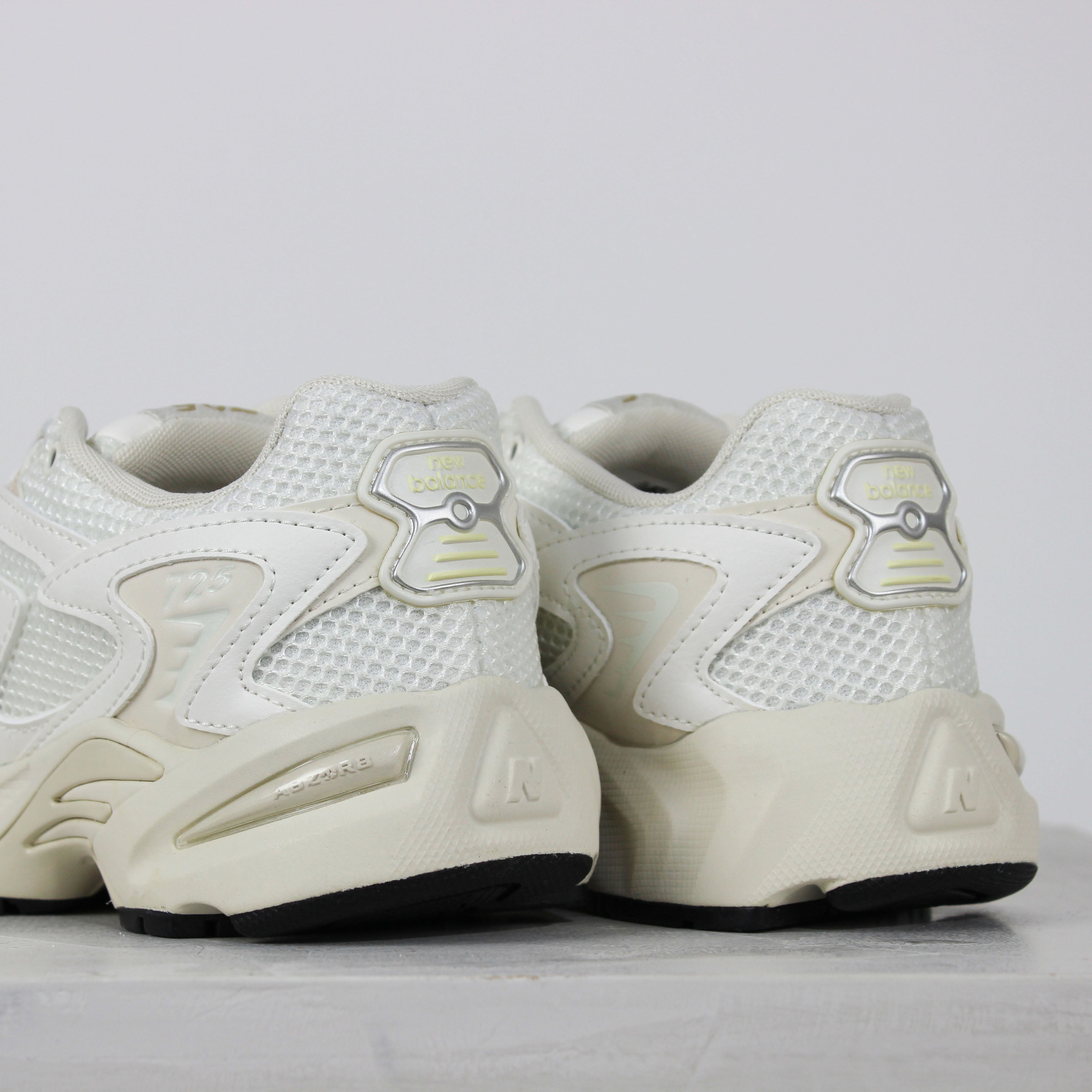 Tênis New Balance 725 Bege Claro Melão