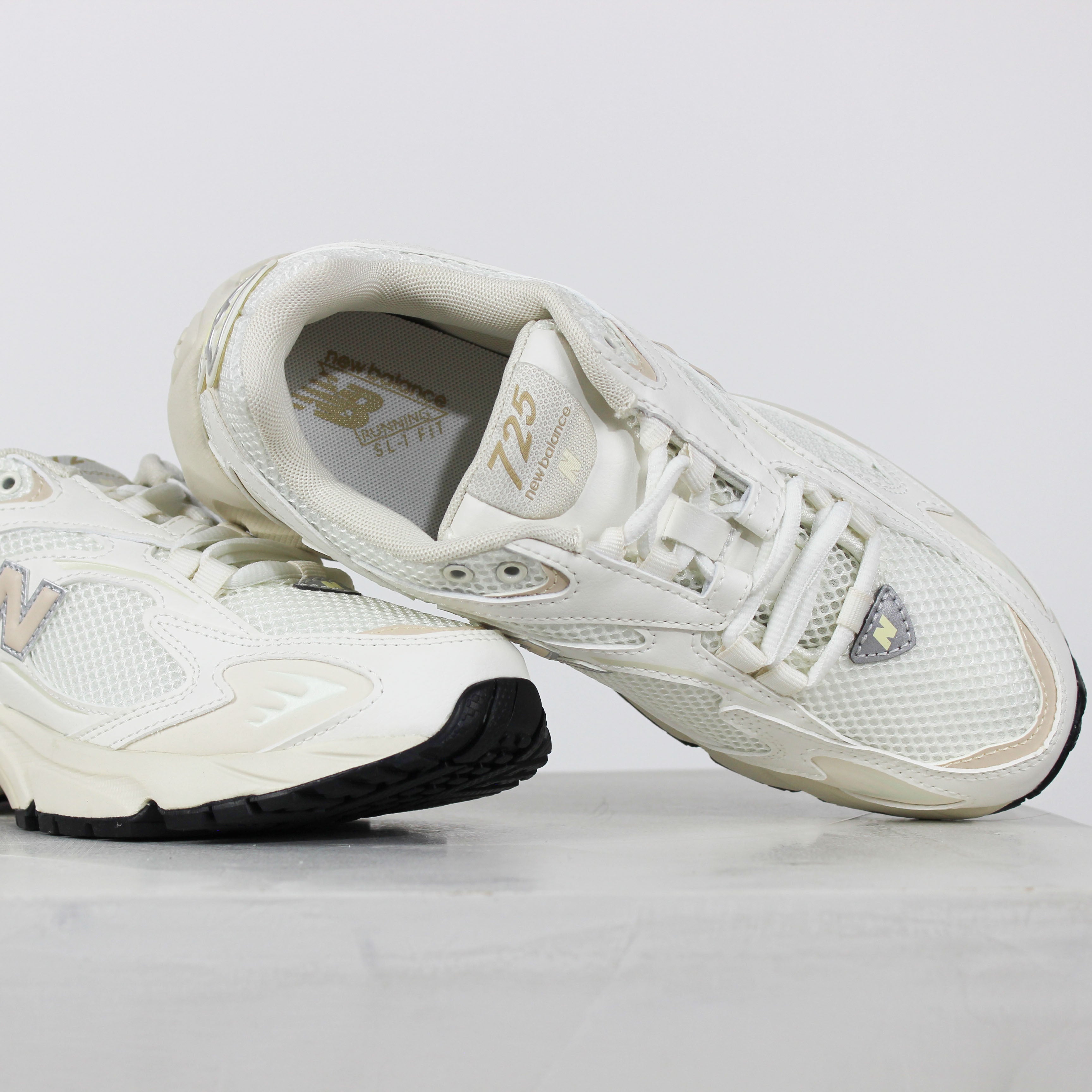 Tênis New Balance 725 Bege Claro Melão