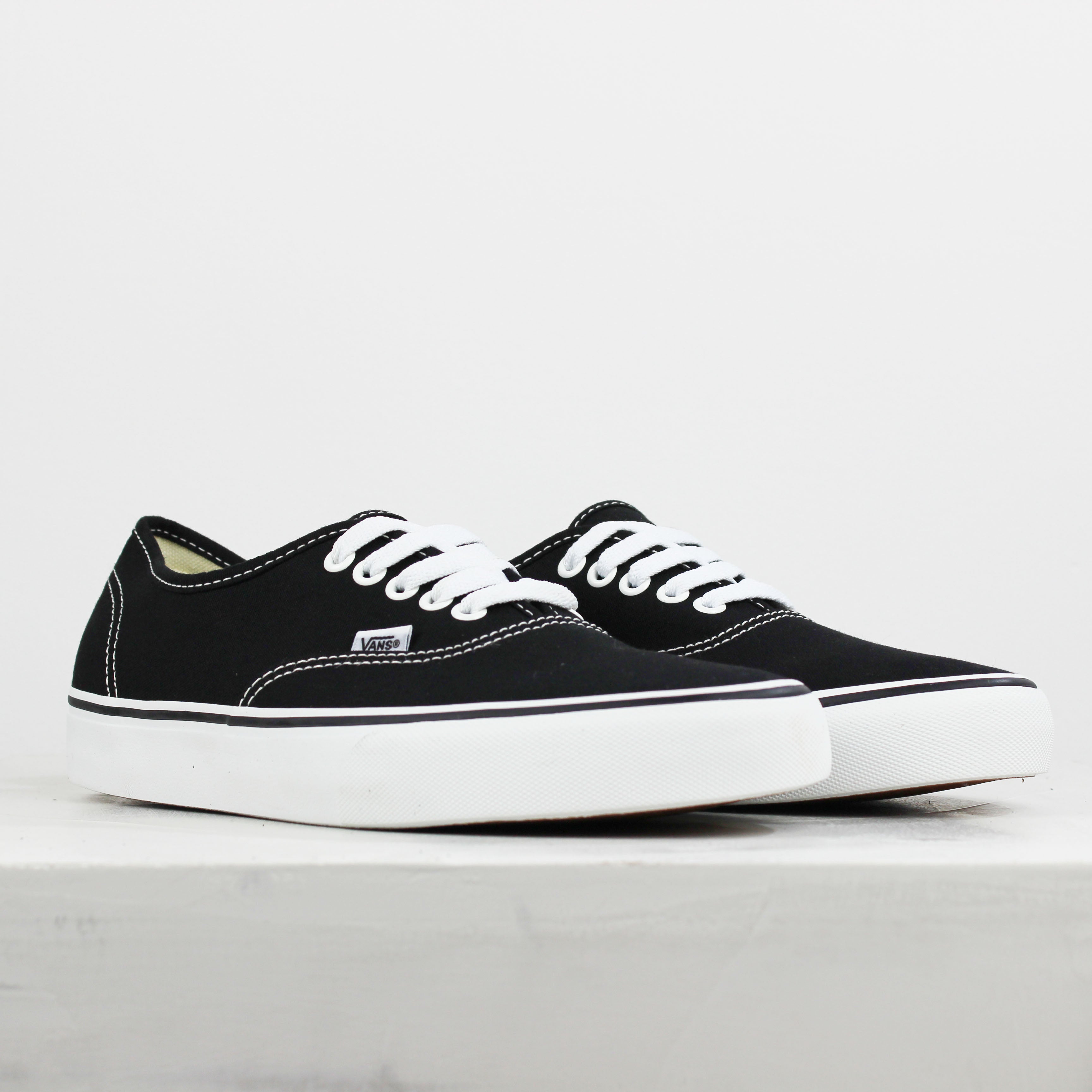 Tênis Vans Authentic Black White