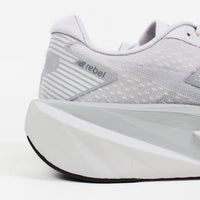Tênis Feminino New Balance FuelCell Rebel v4 Cinza Claro Prata