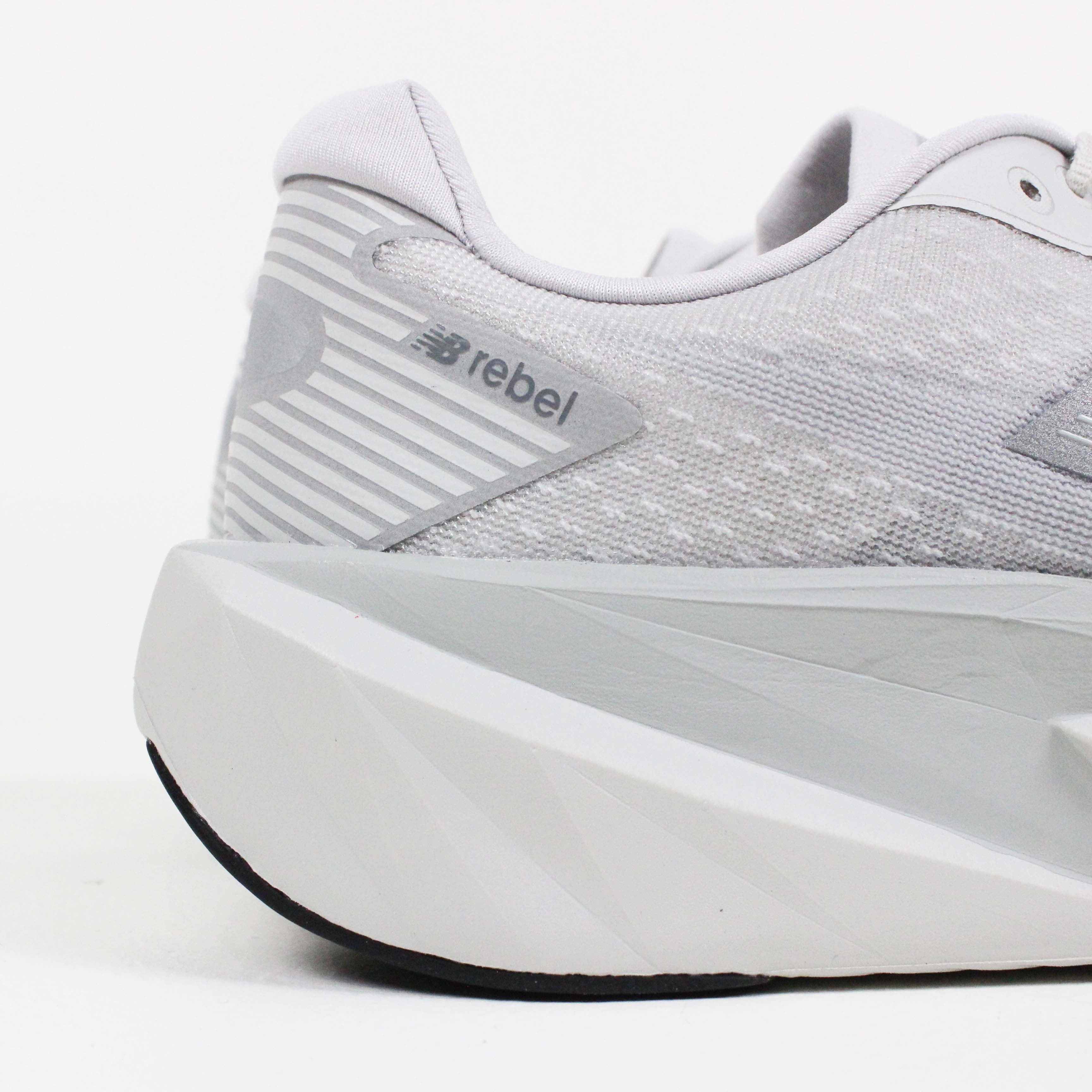 Tênis Feminino New Balance FuelCell Rebel v4 Cinza Claro Prata