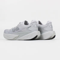 Tênis Feminino New Balance FuelCell Rebel v4 Cinza Claro Prata