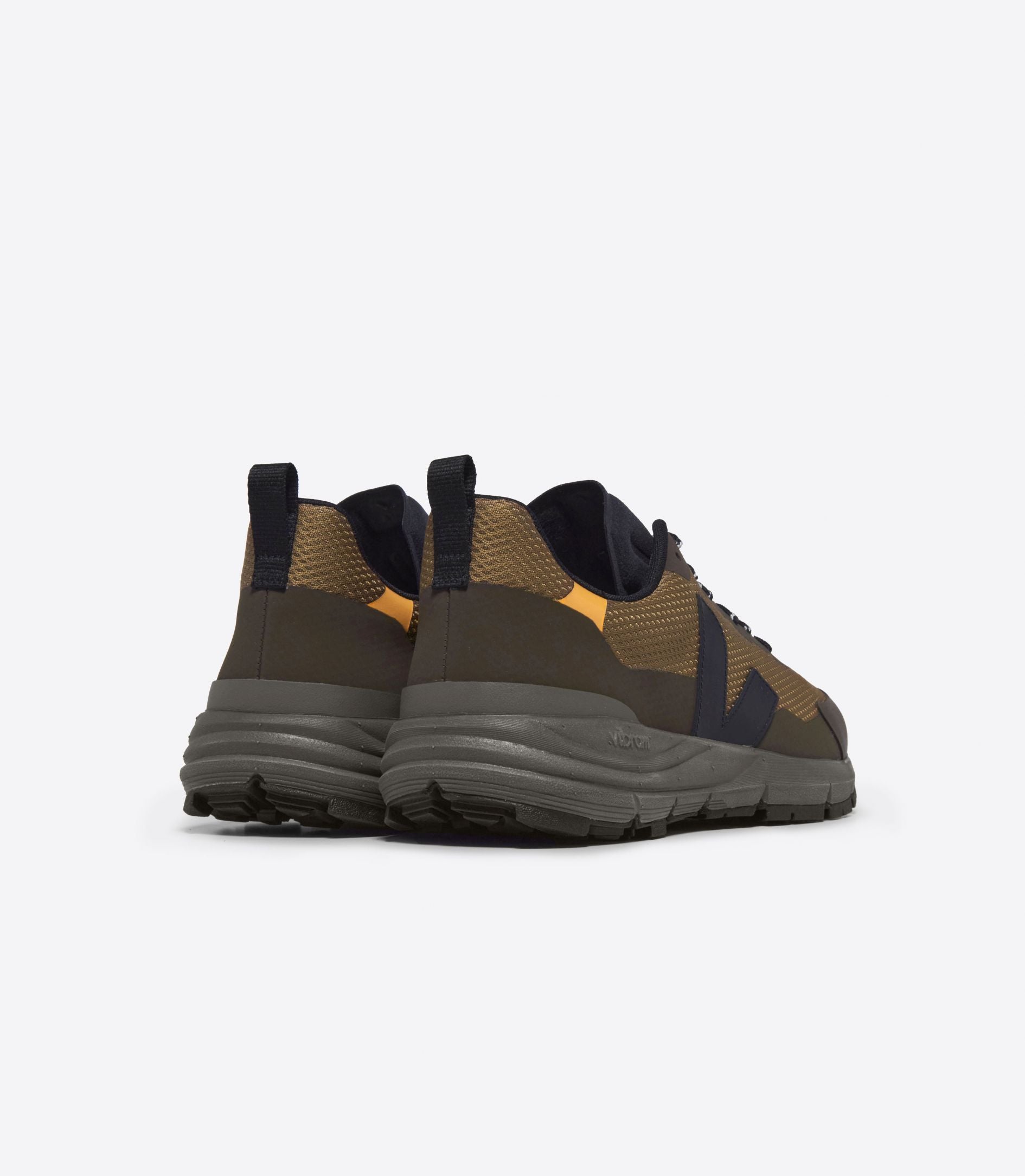 TENIS VEJA DEKKAN ALVEOMESH TENT BLACK OURO