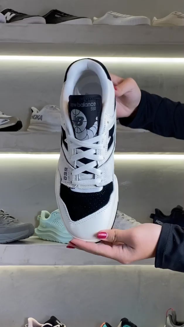 Tênis New Balance 550 Bege Claro Preto