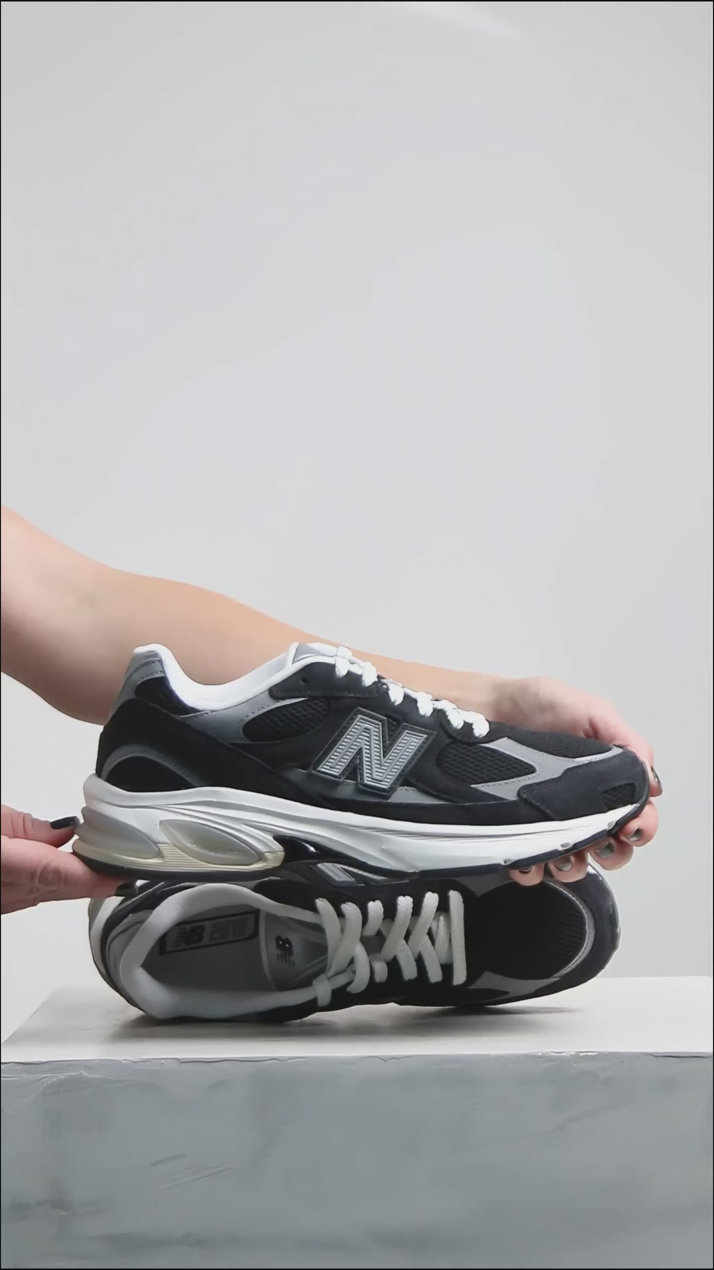Tenis Nb 2010 Unisex Preto e Cinza
