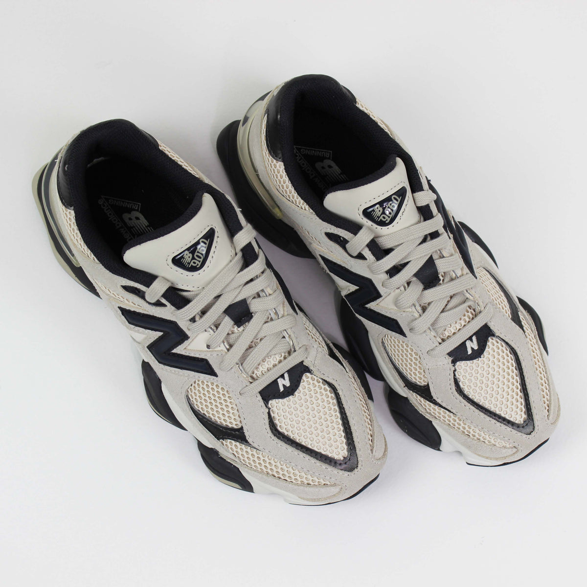 Tênis New Balance 9060 Bege e Preto