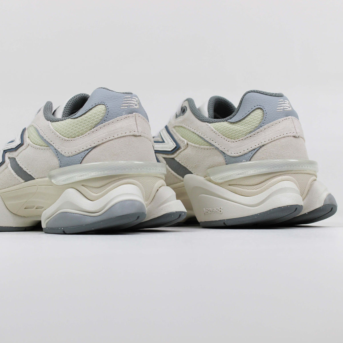 Tênis New Balance 9060 Bege e Verde Claro